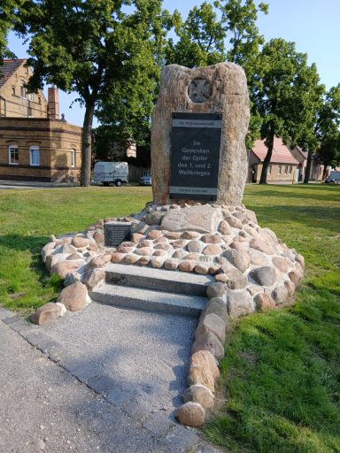 Kriegerdenkmal Markt Wolfen Kriegerdenkmal Markt Wolfen